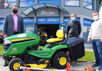 Sokół Borzęta z nowym traktorkiem zakupionym z Budżetu Obywatelskiego