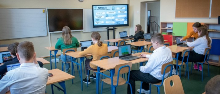 Nowy sprzęt dla szkół z Borzęty i Jasienicy w ramach „Pracowni Kompetencji Cyfrowych”