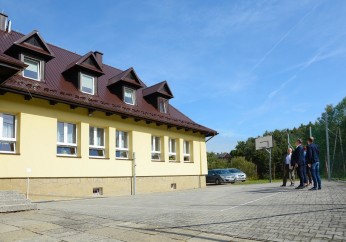 Szkoła Podstawowa w Bęczarce z nowym pokryciem dachowym