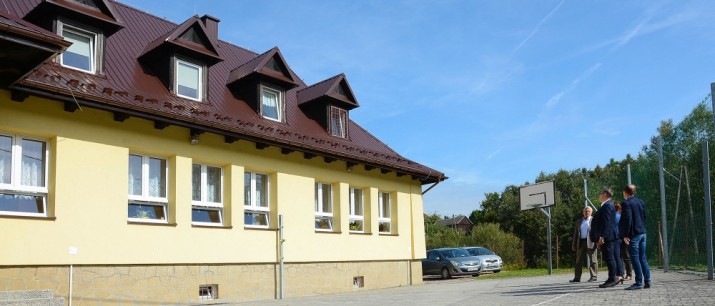 Szkoła Podstawowa w Bęczarce z nowym pokryciem dachowym