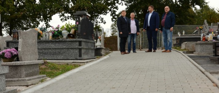 Wybrukowano alejkę na cmentarzu komunalnym w Krzyszkowicach