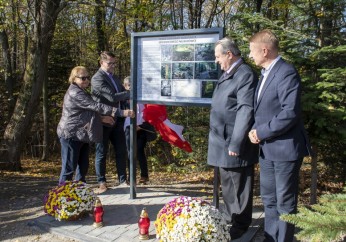 Odsłonięcie tablicy na cmentarzu epidemicznym na Bukówce