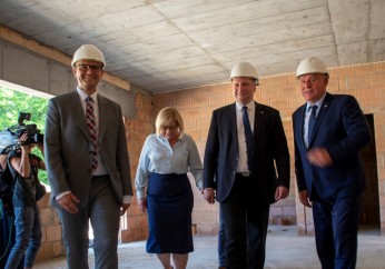 Minister Przemysław Czarnek z wizytą na budowie przedszkola w Jaworniku