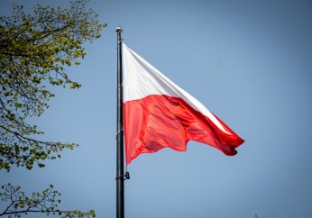 Podniesienie flagi państwowej Rzeczypospolitej Polskiej na rynku w Myślenicach