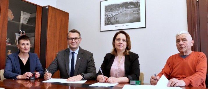 Podpisanie umowy na wykonanie remontu drogi gminnej na Jaworznę w Głogoczowie