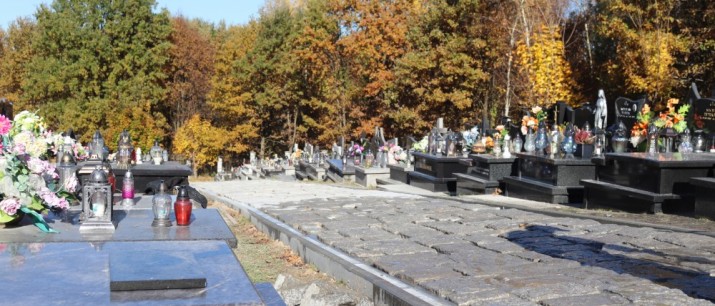 Nowy chodnik na cmentarzu w Bęczarce