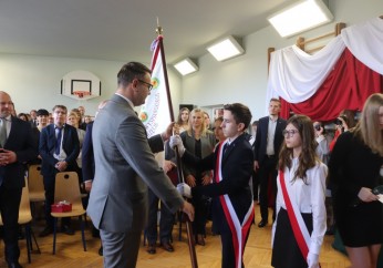 Uroczystość nadania sztandaru i 120-lecie szkoły w Borzęcie