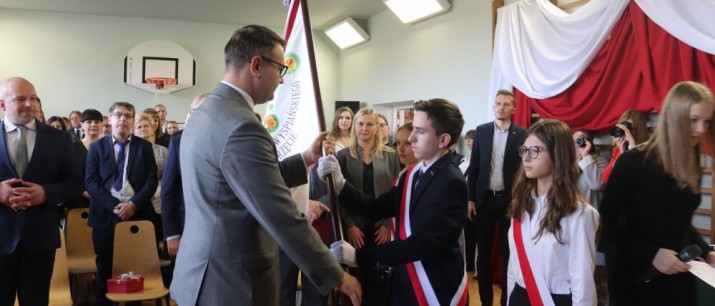 Uroczystość nadania sztandaru i 120-lecie szkoły w Borzęcie