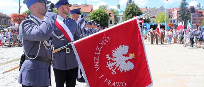 Policja świętuje 100-lecie: Uroczysty apel na Rynku w Myślenicach