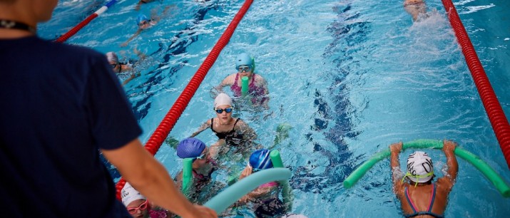 Już pływają – 150 uczniów skorzystało z lekcji doskonalenia pływania