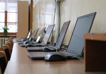 Nowy sprzęt komputerowy do szkół w ramach Małopolskiej Tarczy Humanitarnej
