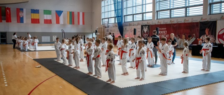 Rywalizacja młodych karateków w Międzyklubowym Turnieju Przyjaźni