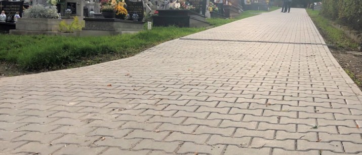 Renowacja głównej alejki na cmentarzu w Osieczanach