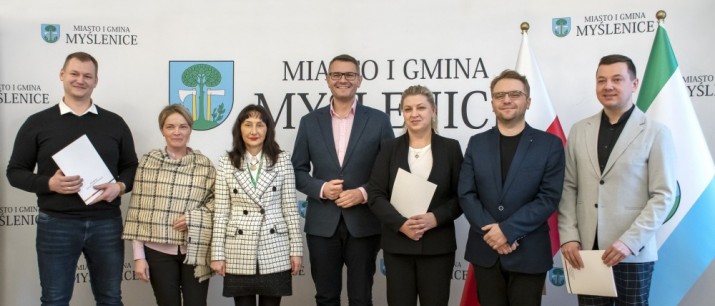 Burmistrz podpisał umowy na wsparcie Orkiestr oraz Ziemi Myślenickiej