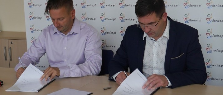 Podpisano umowę na remont dróg w Krzyszkowicach i Porębie