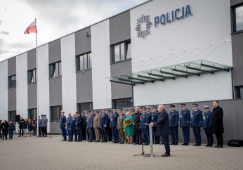 75 nowo przyjętych policjantów i odznaczenie dla burmistrza Jarosława Szlachetki