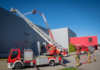 Ćwiczenia strażaków OSP i PSP w Myślenicach – współpraca w praktyce