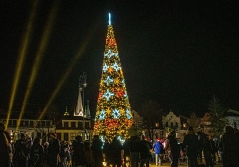 Choinka rozświetliła myślenicki Rynek