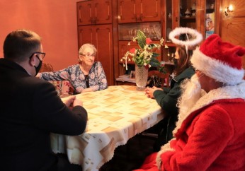 Św. Mikołaj z burmistrzem odwiedzili podopiecznych Dziennego Domu Senior +