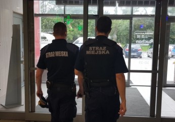 Policja i Straż Miejska kontrolują noszenie maseczek w sklepach i busach