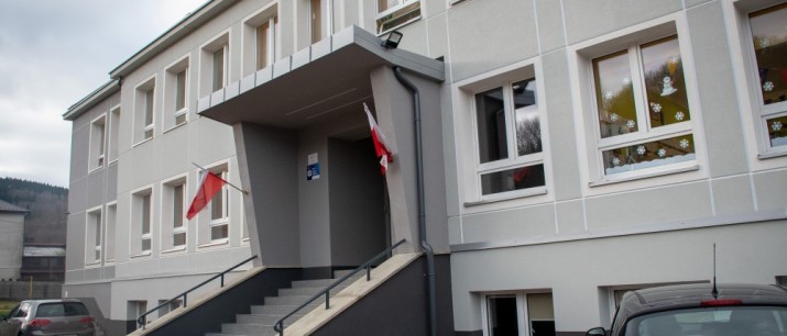 Nowa elewacja budynku Szkoły Podstawowej w Porębie